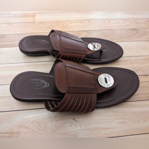 Tod’s Brown Leather Silver Accent Slip-On Flat Sandals - Picture 7 of 8